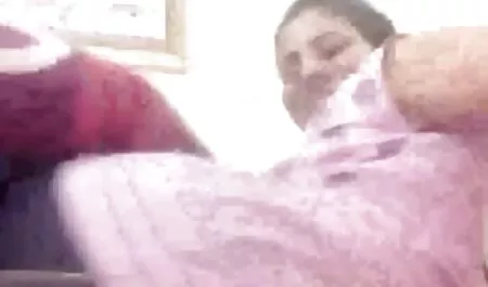 Pelatih meludah di pantat seorang atlet dengan yang seks pakse mendalam di sofa.