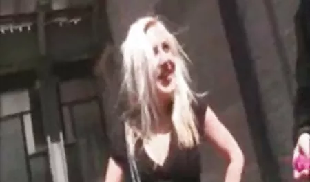 Seorang lelaki muda awek video sex makan gadis yang memberinya aneh, hisap.