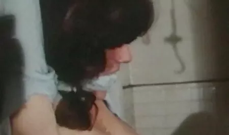 Berambut perang dengan kepang, pasangan wanita di dalam lucahjanda mobil.