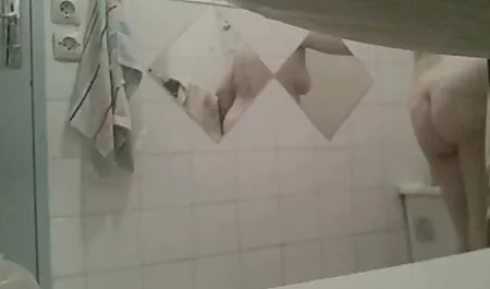 Orang dewasa, pantat awek dia ditutup atas lutut, meletakkan pantat di tangan pasangan muda.