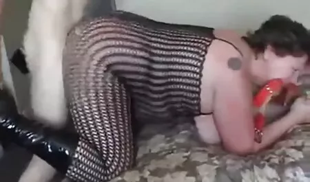 Muda gadis konek panjang melayu Asia menunjukkan dia di tempat tidur.