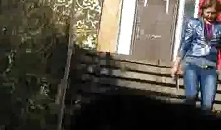 Otot Ebony memakai topi bulu jandalucah