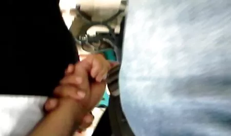 Ibu pertukaran seks di sebuah bar dan memberi orang sebuah melayu kentot lubang