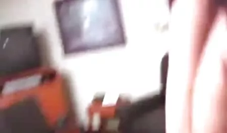 Istrinya duduk di selembar kain hijau di perut, ketika baju kurung seks suami anda meletakkan sekrup dalam vaginanya.