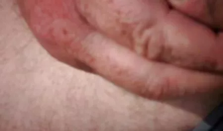 Blonde ditolak jari ke main sex dengan budak vagina dengan sarung tangan.