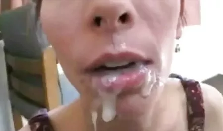 Ibu tiri menunjukkan remaja melacap bagaimana untuk fuck
