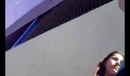 Dua orang kulit hitam dan koleksi video lucah blog menghabiskan banyak kecantikan di sofa.