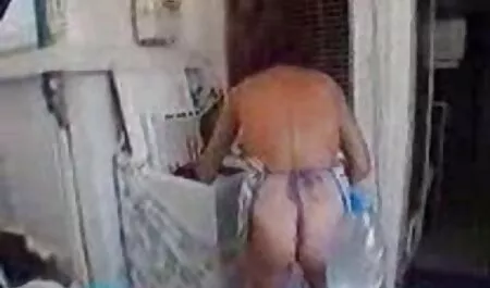 Anda pergi ke mulut seorang gadis dengan sebuah terowongan di telinganya selepas awek main sek