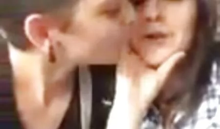 Mainan senjata dan minyak mengusap bangku di bilik mandi. aksi sex melayu