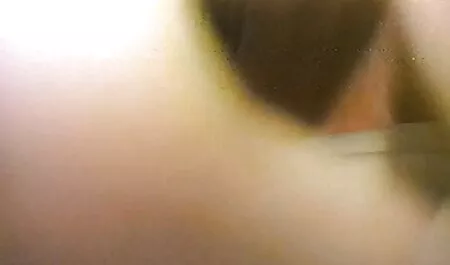 Wanita dengan warna biru bra menelan suami sex melayu gemuk kecil di lantai.