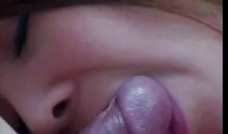 Pelacur mengambil tangan blue matsaleh gadis itu dalam vagina comel dan mengerang