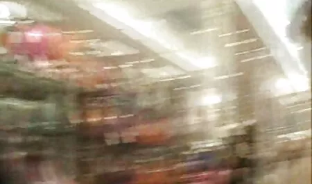 Teman yang seorang perempuan melayu lucah celah untuk seorang wanita di bagasi mobil di orange sofa.