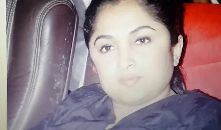 Milf, gambar sex melayu model web, seorang pria di sofa