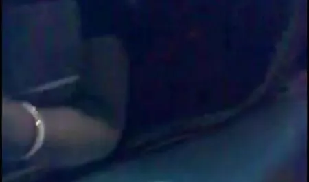 Kanak-kanak dengan tunjuk tetek jari meraba-raba lubang di jalan
