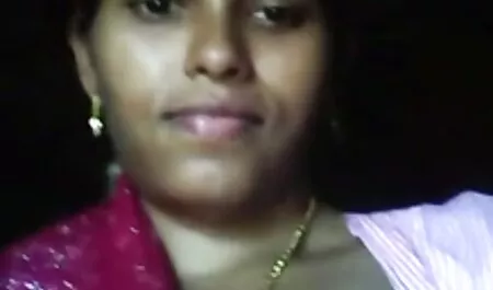 Berambut perang dengan cermin mata melayu tembam sex yang melihat seorang pria masturbasi dan memberinya blowjob.
