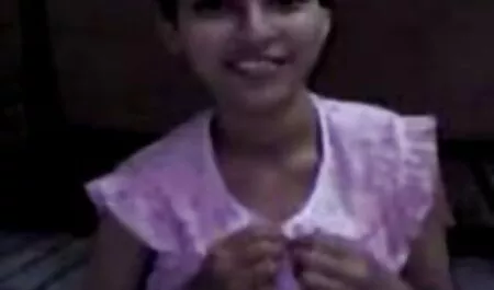 Keindahan yang luar biasa bermain di kamera. seks budak melayu