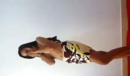 Menyerahkan diri kepada seorang lelaki botak yang koleksi video lucah melayu dengan ayam besar