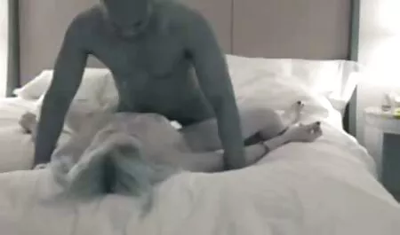 Seorang wanita dengan merah muda yang indah, dengan gaya gravitasi di atas katil video lucah seks