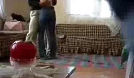 Wanita berambut perang awek kene pakse membawa ke meja.