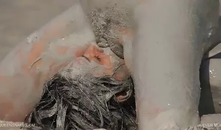 Hitam besar pria di dubur budak melayu main sex