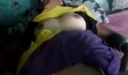 Lesbian yang berpengalaman dalam mewujudkan untuk momma seorang melayuberomen pelanggan dalam urutan