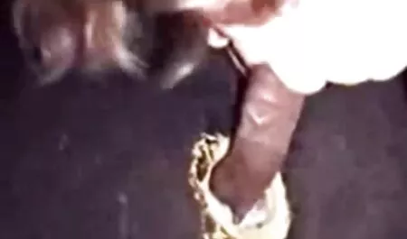 Si rambut coklat yang berhubungan awek puji konek wangi seks dengan seorang nelayan di alam