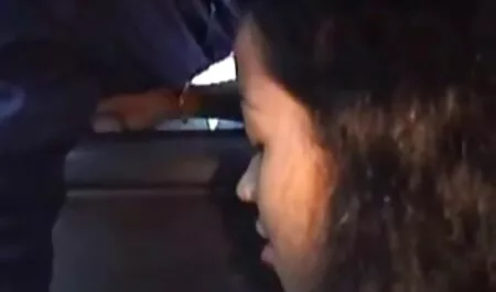 Sebuah pirang menunjukkan bagaimana cara minah rempit sex masturbasi.
