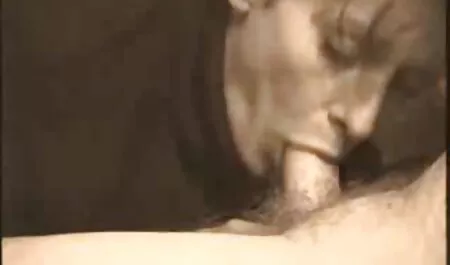 Seorang hisap konek lelaki muda, makan hotel, pekerja di sebuah gaun hitam.