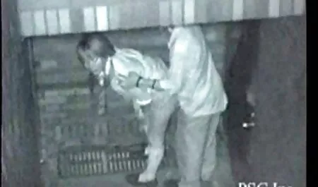 Dia pakaian koyak, awek pandai main tangan terikat dipaksa untuk menghisap besar.