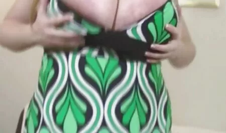 Dia berbalik dan menggosok kumpulan mereka. sex lelaki melayu