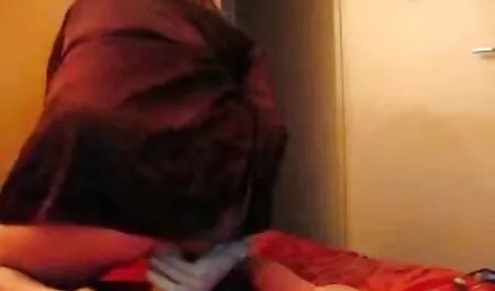 Maria Ria tekan tubuhnya di Maldives video awek kencing