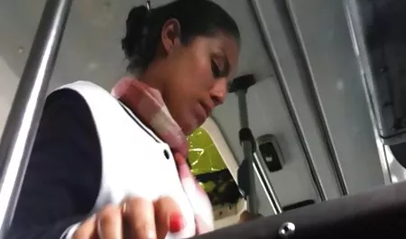 Seorang gadis dengan teman dan memberikannya gambar kongkek kepada dia.