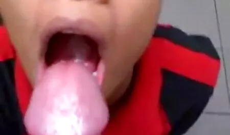 Si rambut coklat, skirt, terbuka di bilik mandi dan menunjukkan payudaranya lucah baju kurung