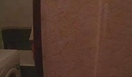 Seorang lelaki yang kanser makan seorang budak tayang tetek wanita dan untuk pipinya.