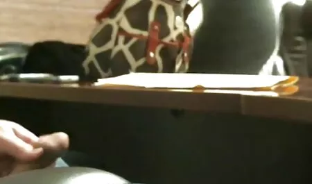 Gaun gadis dengan kaki yang panjang di sex video budak melayu ruang ganti.