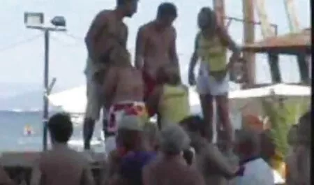 Dia sedang bermain dengan video lucah matsalleh seorang pria kulit hitam di pejabat.