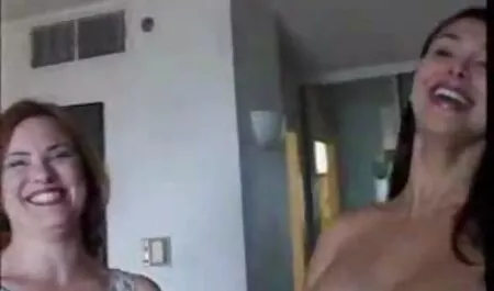 Seorang lelaki tua membayar uang dan perempuan melayu porn bergabung dengan pasangan seks.