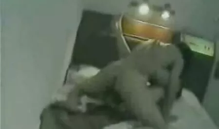 Gadis itu disapu vaginanya dan melayuseks di dada imej.