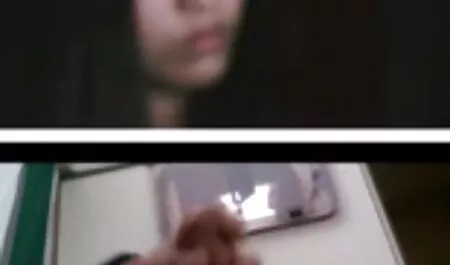 Yang sawo matang orang di atas tumblr skodeng katil untuk makan dua cewek rambut coklat di pose yang berbeza.