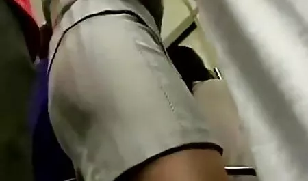Rusia pelacur dengan dada kecil blowjob dan seks awek main puting dengan seorang teman di sofa.