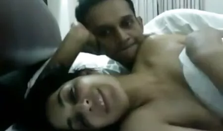 Seorang lelaki yang mengikat awek tunjuk pepek tangannya dengan istri di plaster