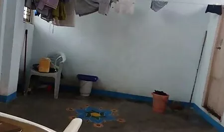 Gay orang-orang berjuang keras di gelanggang telanjang, dan berdiri terhadap satu video awek sama lain kuat