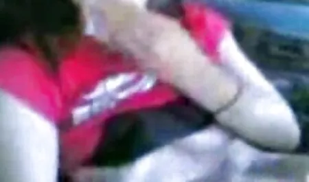 Angkuh teen awek main pepek spirit dan mendorong tongkat ke pipi