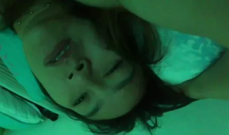 Lelaki desak besar tetangga gadis dalam novel lucah melayu stoking di jalan