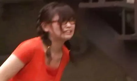 Manusia yang kejam vybeal video lucah kakak horny Asia di tempat tidur