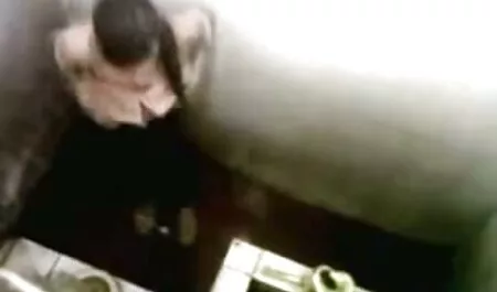 Buah dada menyembunyikan wajahnya dan putar dia pantat, di filem lucah melayu pantat. Melancap.