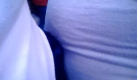 Dia berbaring telanjang di pantai, di depan lucah awek melayu a, memulakan