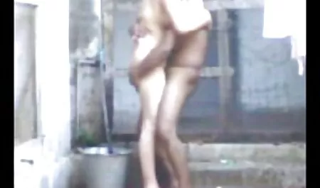 Dia berada di tangan orang kenduri bohsia .. .. dan mula untuk menjilat nya sperma