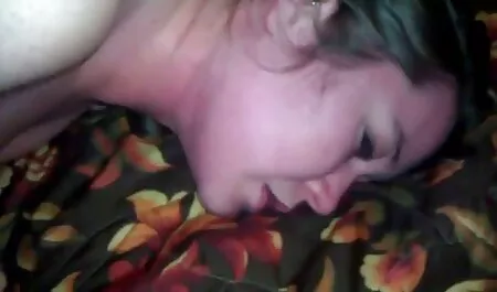 Orang-orang berbaring di tempat tidur seks awek cun dan vagina.