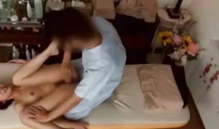 Dia menyewa apartemen untuk melakukan hubungan seks awek tunjuk poen dengan seorang gadis.